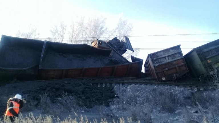 29 товарни вагона дерайлираха в Иркутска област. Движението на влаковете