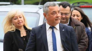 Лидерът на НФСБ Валери Симеонов и народните представители от патриотичната