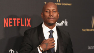 Тайриз Гибсън е наел самолет който да прелети над училището