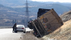 Двама пострадаха при катастрофа на тир и кола на АМ "Тракия" в Пазарджишко