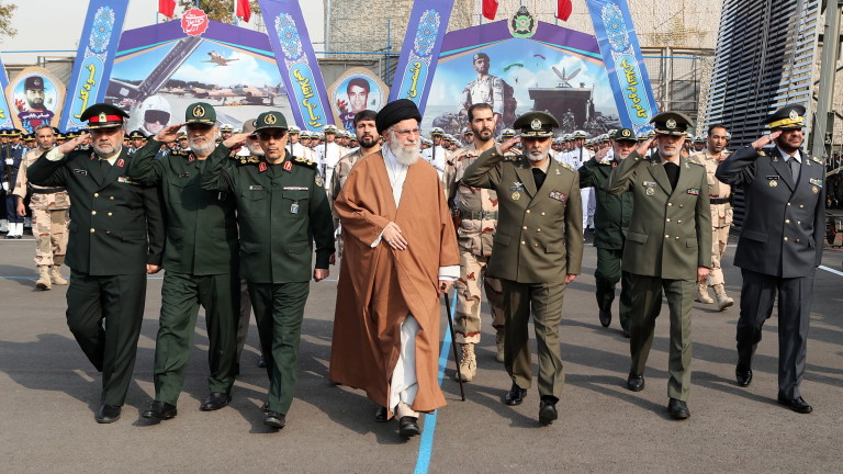 Иран разполага с над 500 хил. военни и ракети с до 2 хил. км ...