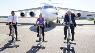 Британският премиер Борис Джонсън обяви че ще отложи следващия етап