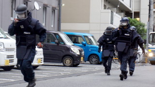 С ръчно изработено огнестрелно оръжие от метал и дърво е