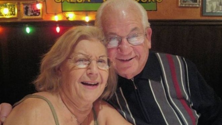 Живяла 69 г. в любов двойка почина заедно, държейки се за ръце
