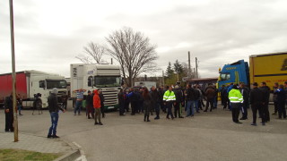 Петдесетина превозвачи блокираха по обяд за половин час ГКПП Кулата заради постоянните