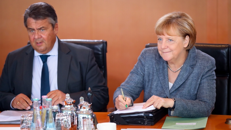 Германските социалисти се нахвърлиха на коалиционния си партньор Меркел за мигрантите