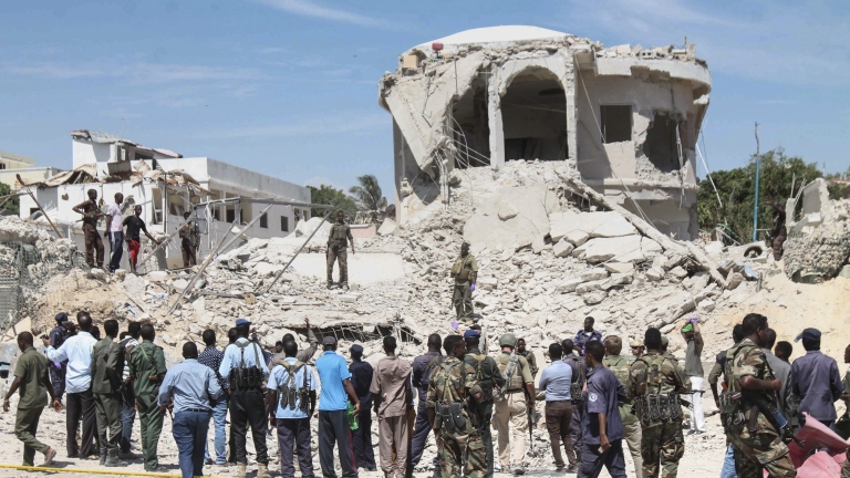 "Ал Шабаб" изби най-малко 12 души при двоен атентат в Сомалия