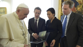 Основателят на Фейсбук обсъди социалните мрежи с папа Франциск 