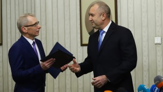 Днес от 10 00 часа на Дондуков 2 президентът Румен Радев