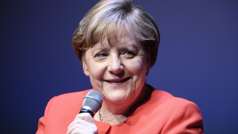 Обрат в позицията на Меркел - вече не е противник на гей браковете 