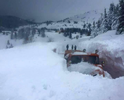 Стотици селища остават в снежен капан, нямат ток и вода 