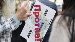 Паркирането в София: Протестиращ срещу промените опита да нахлуе в Столична община