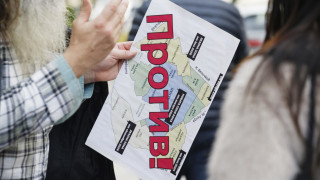 Паркирането в София: Протестиращ срещу промените опита да нахлуе в Столична община