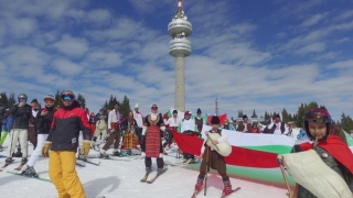 Стотици скиори в народни носии се спуснаха от връх Снежанка