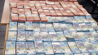 Намериха милион и половина евро в колата на семейство с бебе на Капитан Андреево