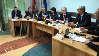 Председателят на Агенцията за ядрено регулиране Лъчезар Костов връчи подновената