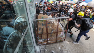 Тежки сблъсъци между полиция и протестиращи в Хонконг