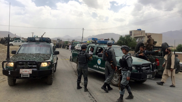 Десетки убити и ранени при самоубийствен атентат срещу полицаи край Кабул 