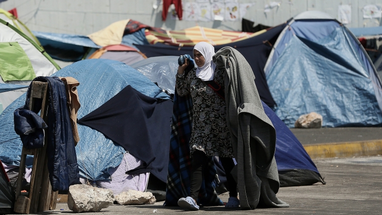 Повече от 53 700 мигранти и бежанци са блокирани в Гърция 