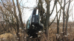 Автомобил излетя от пътя и кацна на дърво край Банско