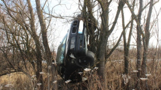Лек автомобил излетя от пътя и кацна на дърво съобщава