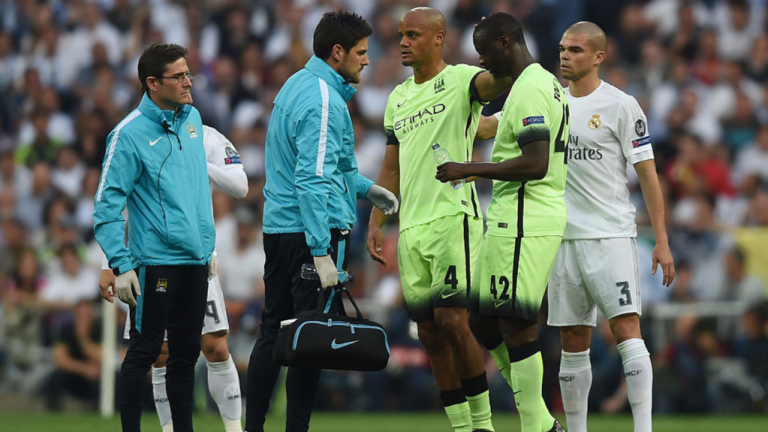 Яя Туре на колене пред Пеп Гуардиола