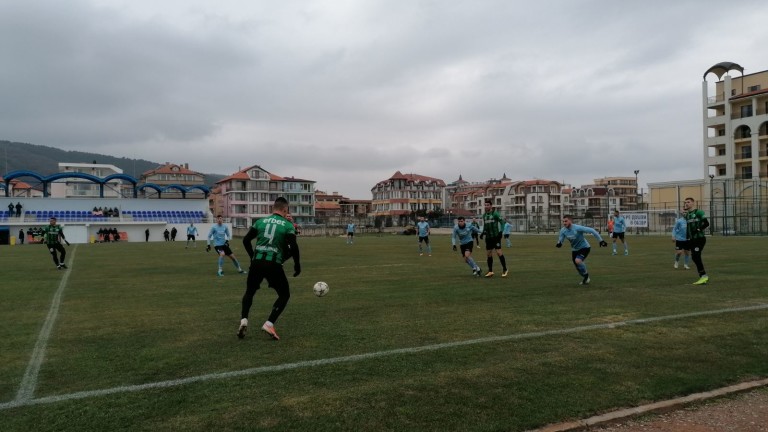 Желязната дама на бургаския футбол дава заплати в Нефтохимик