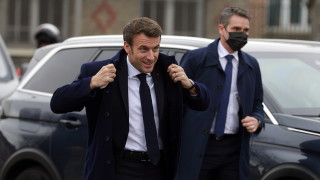 Френският президент Еманюел Макрон се отправя на разговори с руския