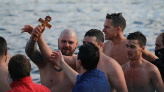 Вячислав Борисов успя да спаси кръста на тазгодишния ритуал проведен