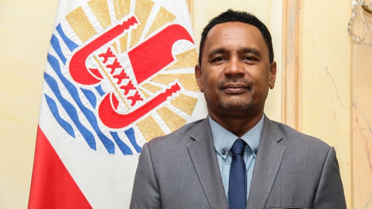 Ръководителят на Френска Полинезия Едуард Фрич уволни вицепрезидента Теари Алфа,