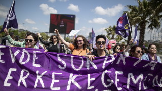 Турската полиция задържа в неделя стотици протестиращи в Истанбул по