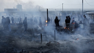 Антимигрантски активисти блокираха пътища в Кале