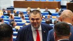 "Наркоман и крадец": Пеевски и ПП се обиждаха пред парламента 