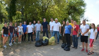 Представители на спортното министерство чистиха във Варна в кампанията Да