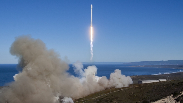 Ракета Falcon 9 на SpaceX изведе в орбита 60 спътника