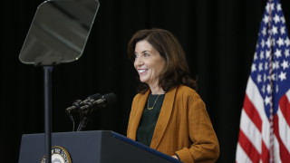 Губернаторът на Ню Йорк Кати Хочул отмени задължителните маски в