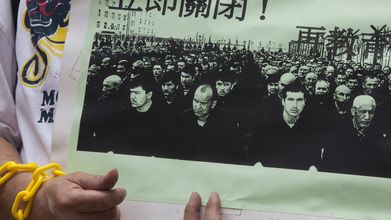 Китай се опитва да асимилира уйгурите с работа и интерниране