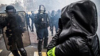 Парижката полиция изстреля сълзотворен газ в северозападен и южен Париж