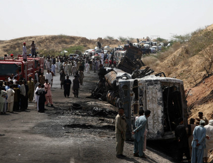 Брутална катастрофа с автобуси и цистерна погуби 40 души в Пакистан