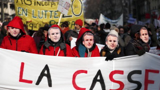 Спорният законопроект за пенсионна реформа на френския президент Еманюел Макрон