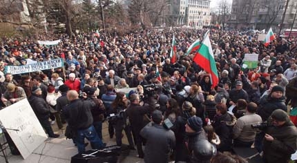 Затварят изпочупения от протестиращи център на Енерго-про във Варна