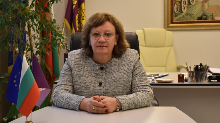Кметът на Ловеч Корнелия Маринова се самокарантинира с положителен тест
