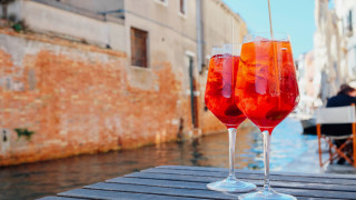 Събота вечер мехурчета по стените на чаша с освежаващ коктейл