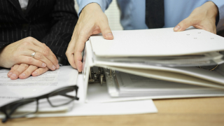 Щатната численост на българската администрация е 143 815 души от