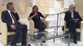 Популистка вълна удави България, притеснена Захариева