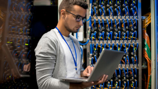 Средната брутна работна заплата за страната достигна 1710 лв през