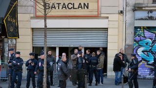 Жертви на нападението в Париж през ноември 2015 г. съдят държавата