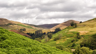 Шотландия произведе достатъчно зелена енергия, за да захрани всички местни домакинства два пъти
