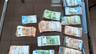 Митнически служители са открили недекларирани 100 000 евро в хладилен