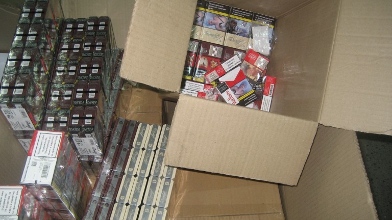 Митничари откриха 3088 кутии цигари от различни марки, облепени с